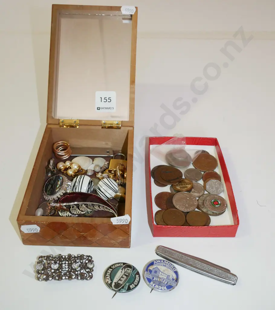trinket box; badges, earrings, small tray of coins Image 1++