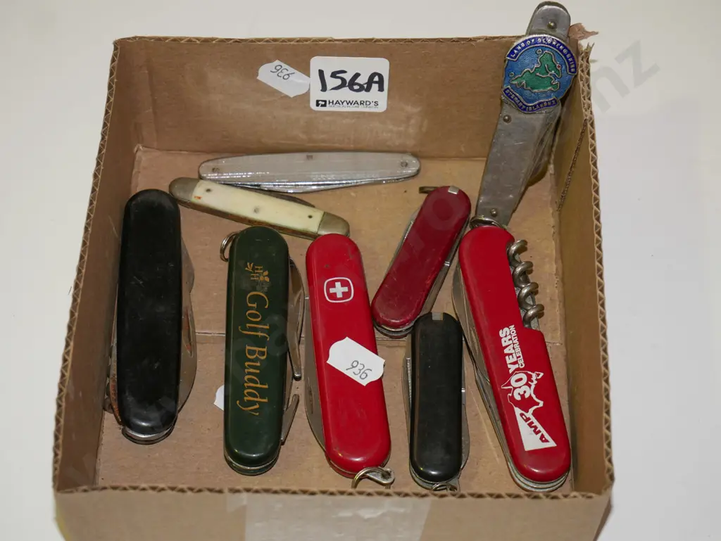 box of assorted pocket knives Image 1++