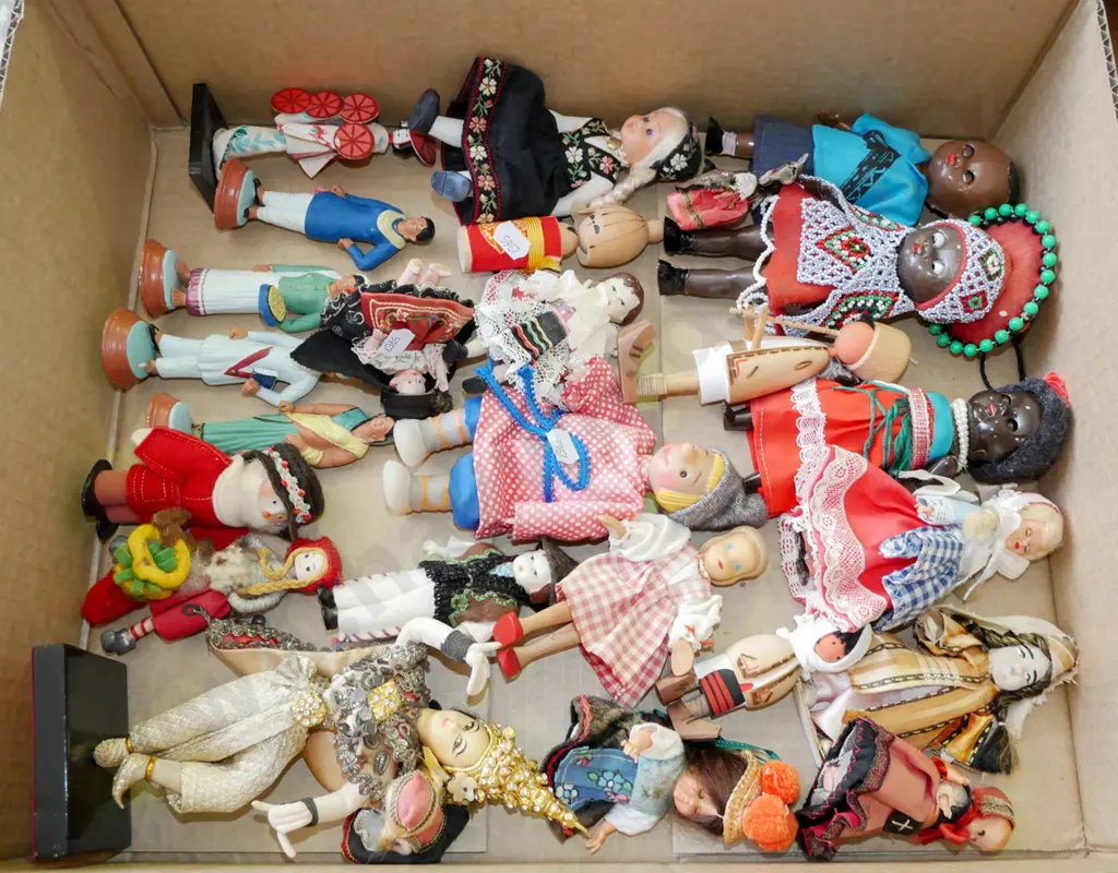 box of dolls of the world Image 1++