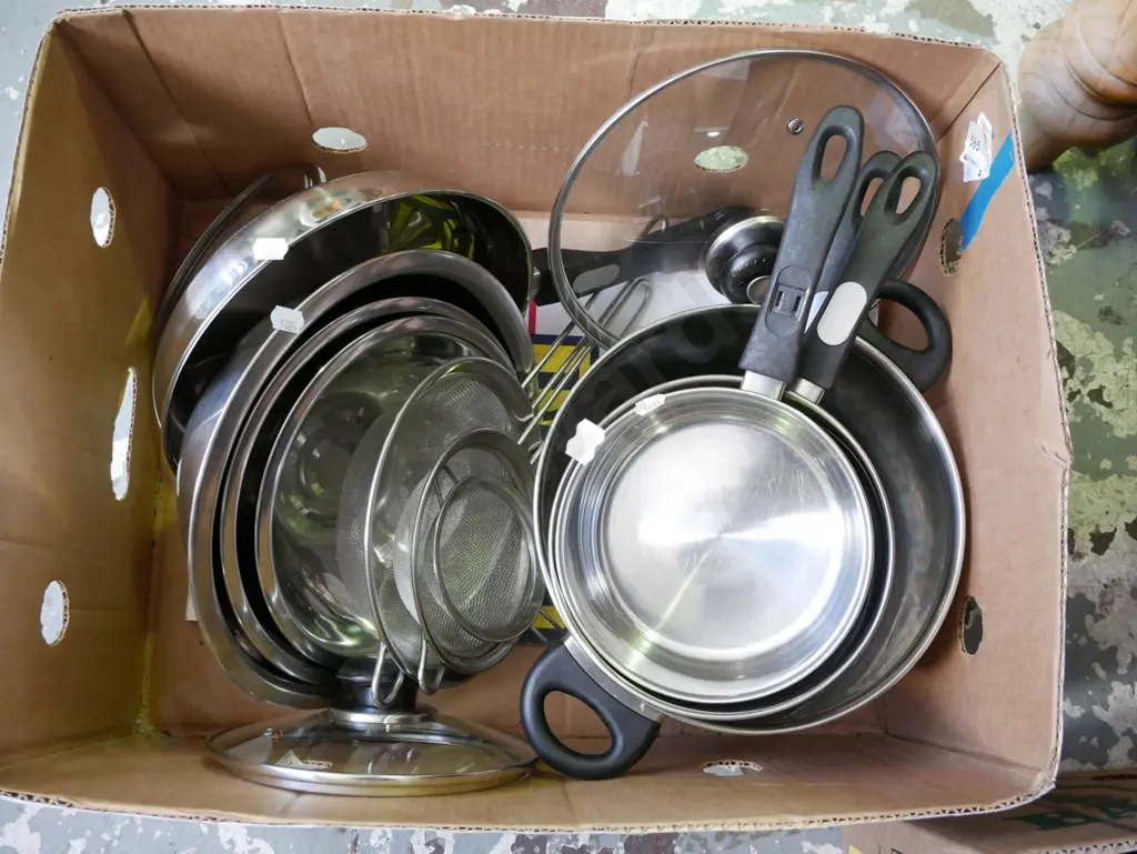 box; pots, pans, frying pan, bowls, sieve Image 1++