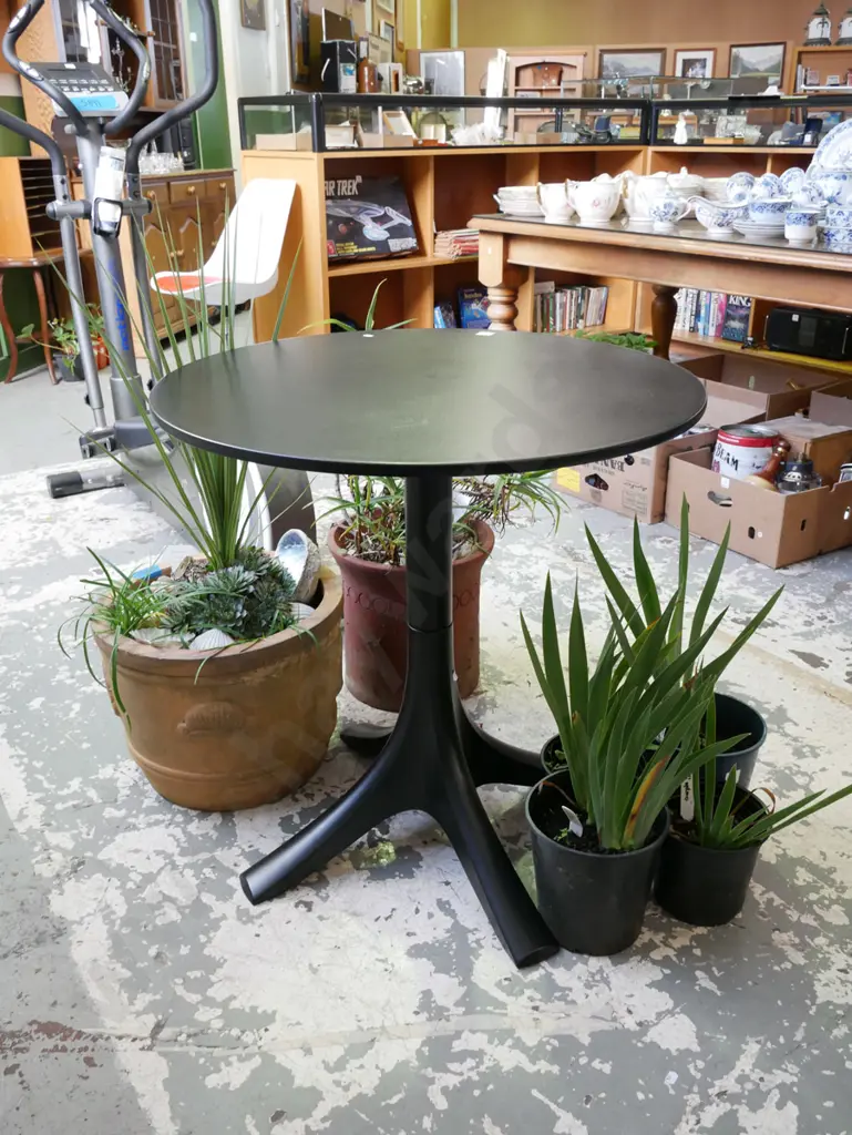 as new circular plastic table, Dia 700 Image 1++