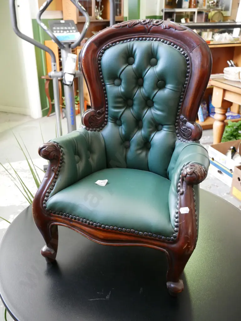 doll's wood and green vinyl deep buttoned chair H-530 Image 1++