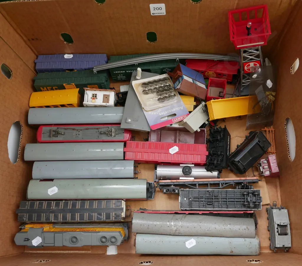 box; HO gauge locomotives, rolling stock etc Image 1++