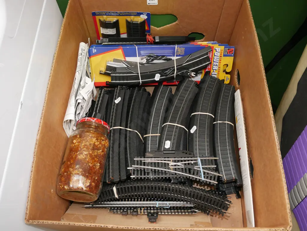 box; HO gauge train tracks Image 1++