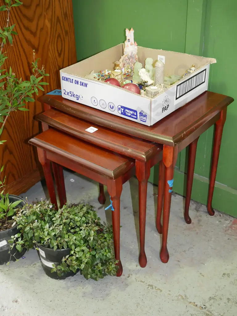 nest of 3 mahogany tables Image 1++