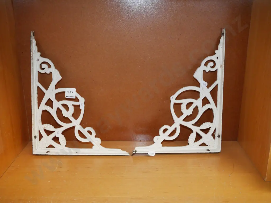 pair of cast iron ornate shelf brackets Image 1++