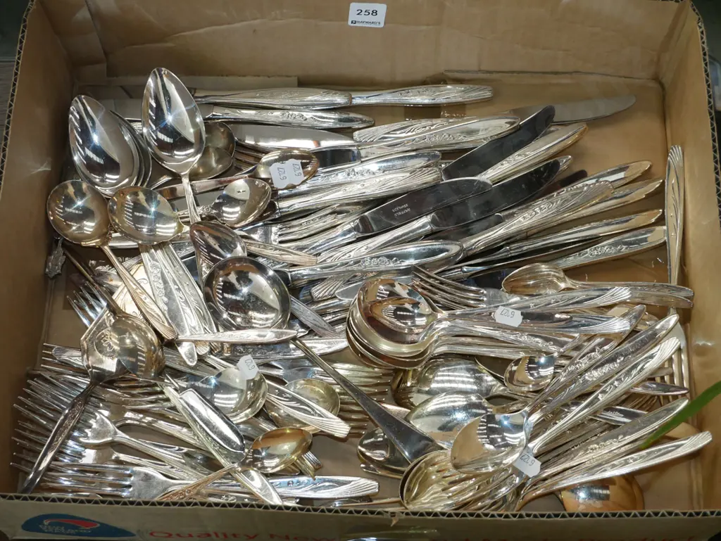 box of plated cutlery Image 1++