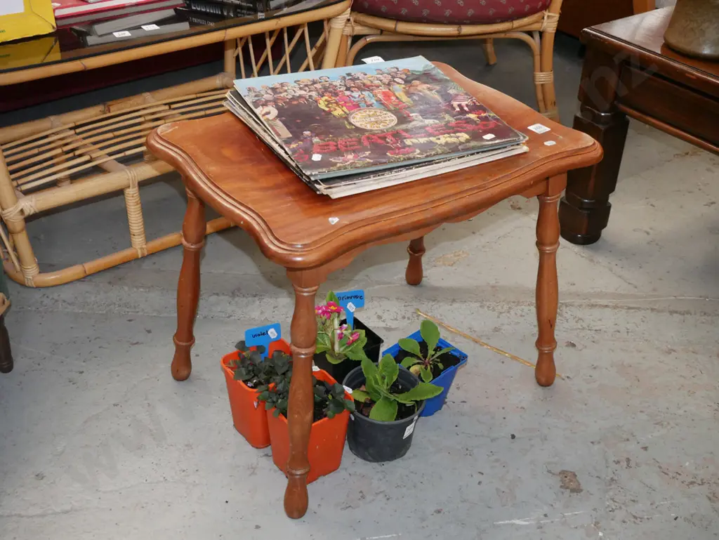 mahogany turned leg end table Image 1++