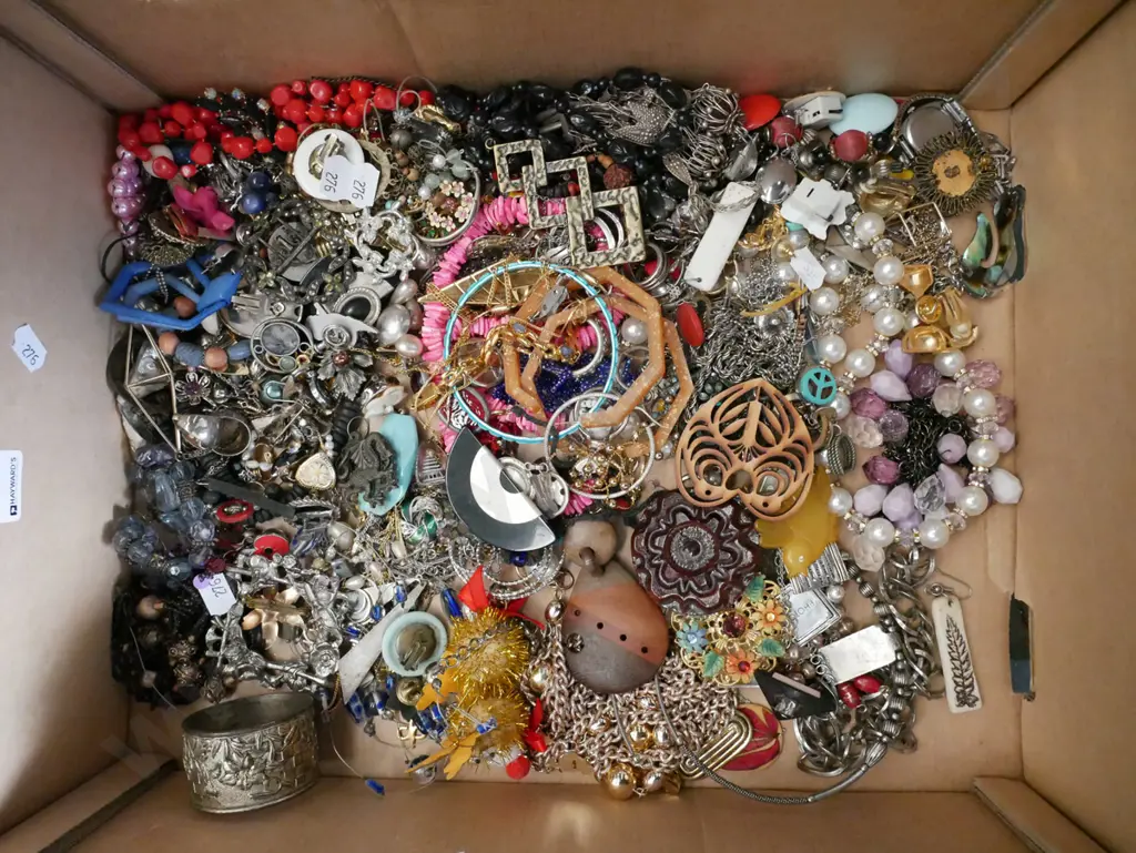 large box of costume jewellery Image 1++