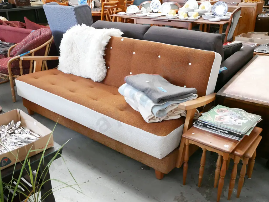 mid-century divan bed in excellent condition - 1 button needs attention H-830 W-1880 D-800 Image 1++