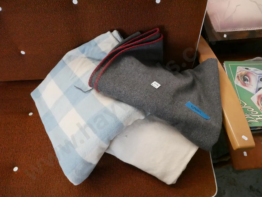 3x woollen blankets Image 1++
