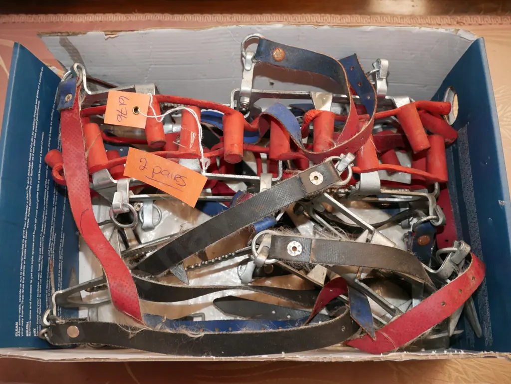 box; 2 pairs of vintage crampons Image 1++