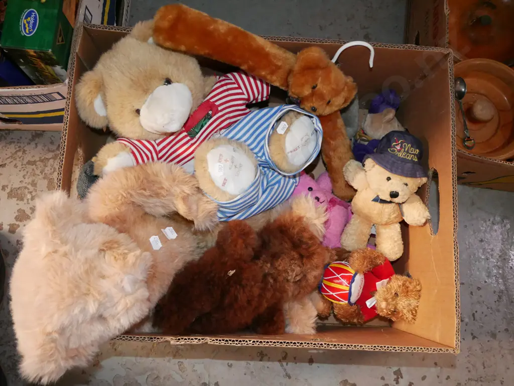 box of teddy bears Image 1++