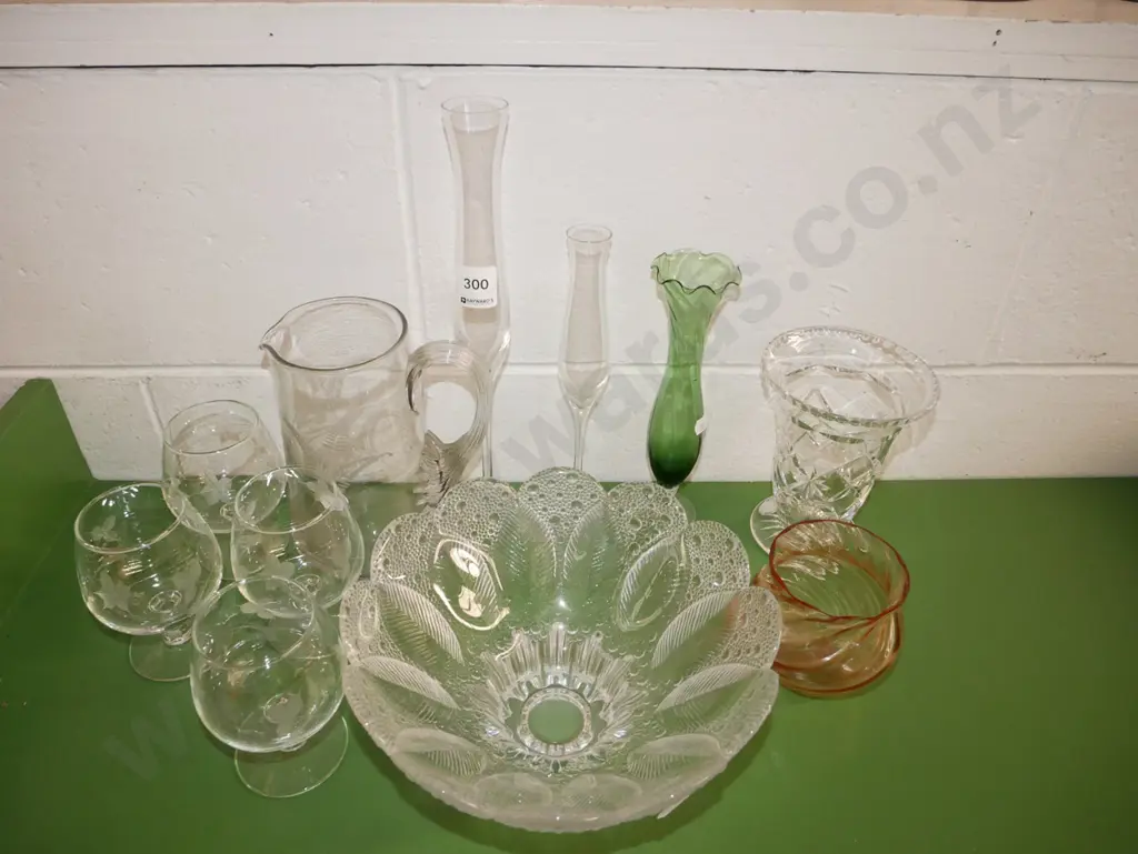 bud vases, wooden bowl, wine glasses etc Image 1++
