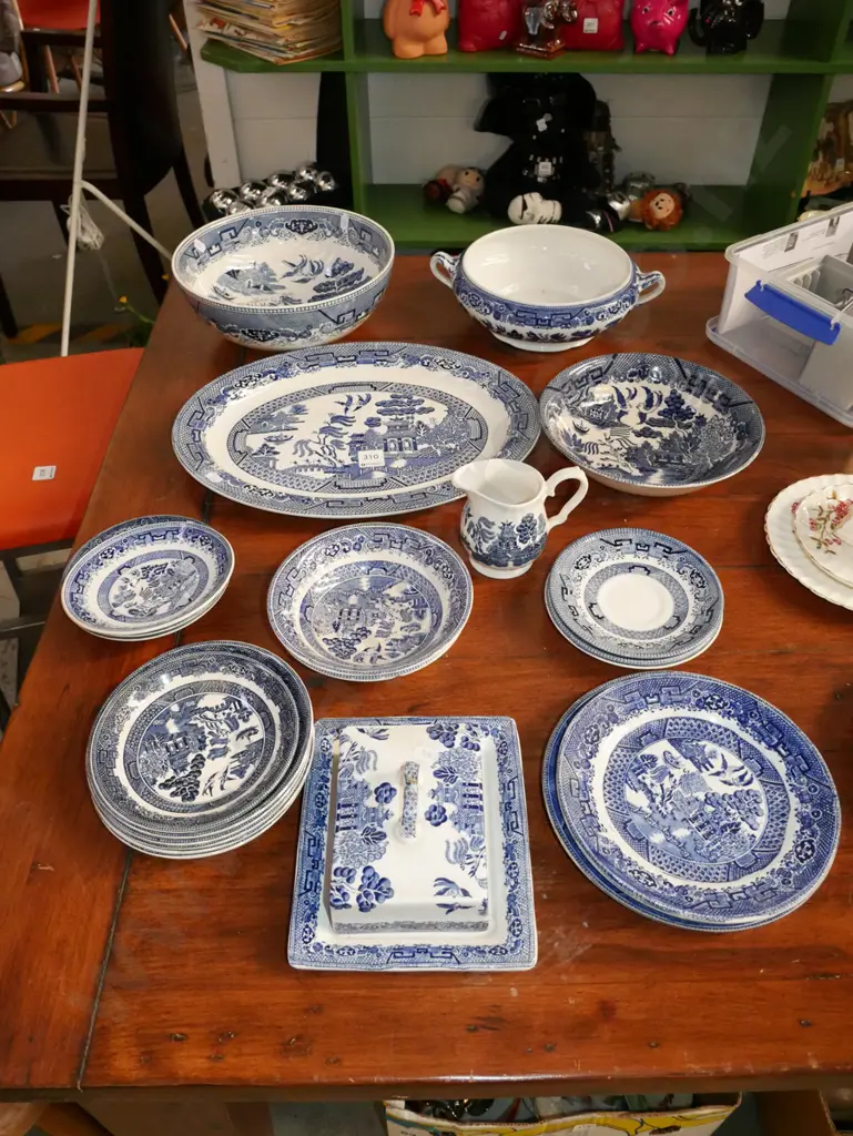 willow pattern dinner items; ashets, bowls, cover dish etc Image 1++
