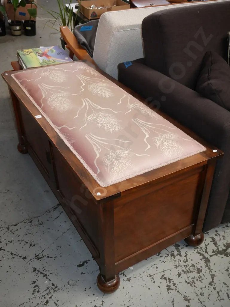 large rimu blanket box H-560 W-1230 D-550 Image 1++