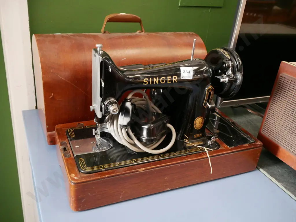 Singer table top electric sewing machine Image 1++