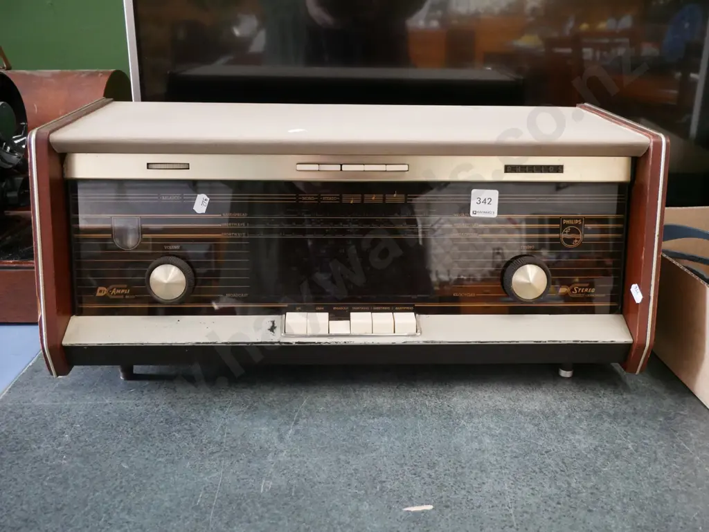 retro Philips mantle radio Image 1++