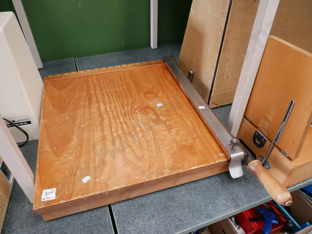 wooden guillotine Image 1++