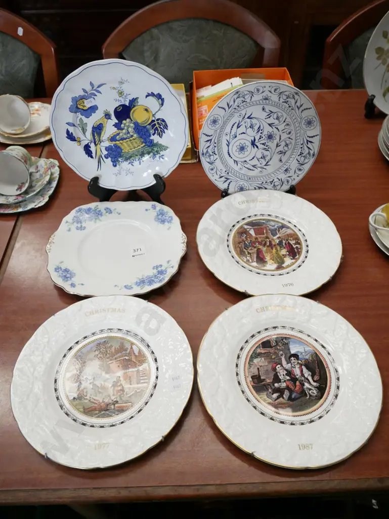 3x Christmas plates, Spode plate etc Image 1++