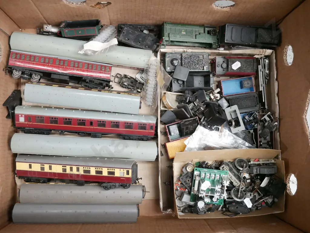 box; HO gauge carriages, electric train motors, etc Image 1++