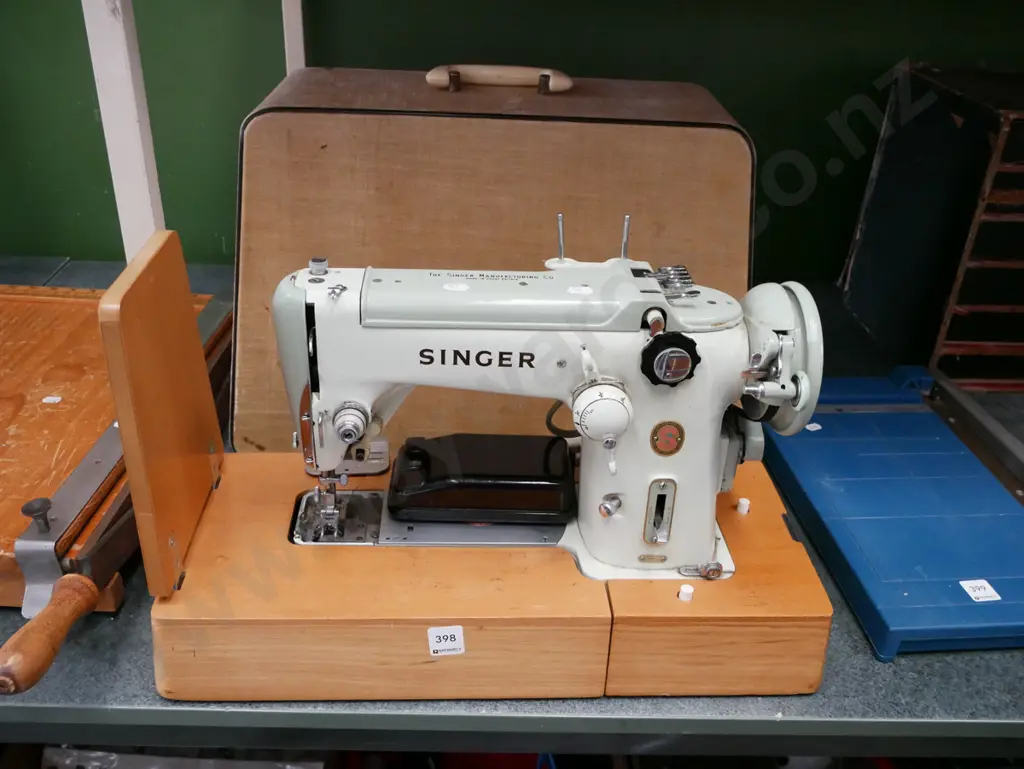 Singer electric table top sewing  machine Image 1++