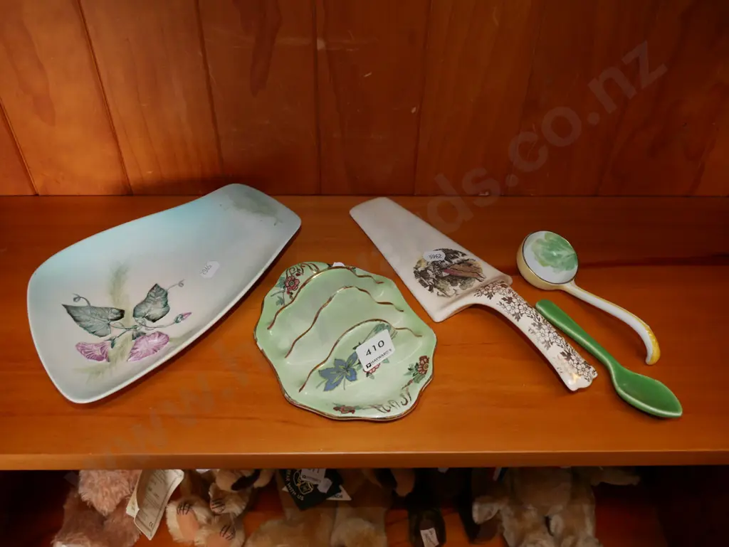 Carlton ware dish, cake server, spoons etc Image 1++