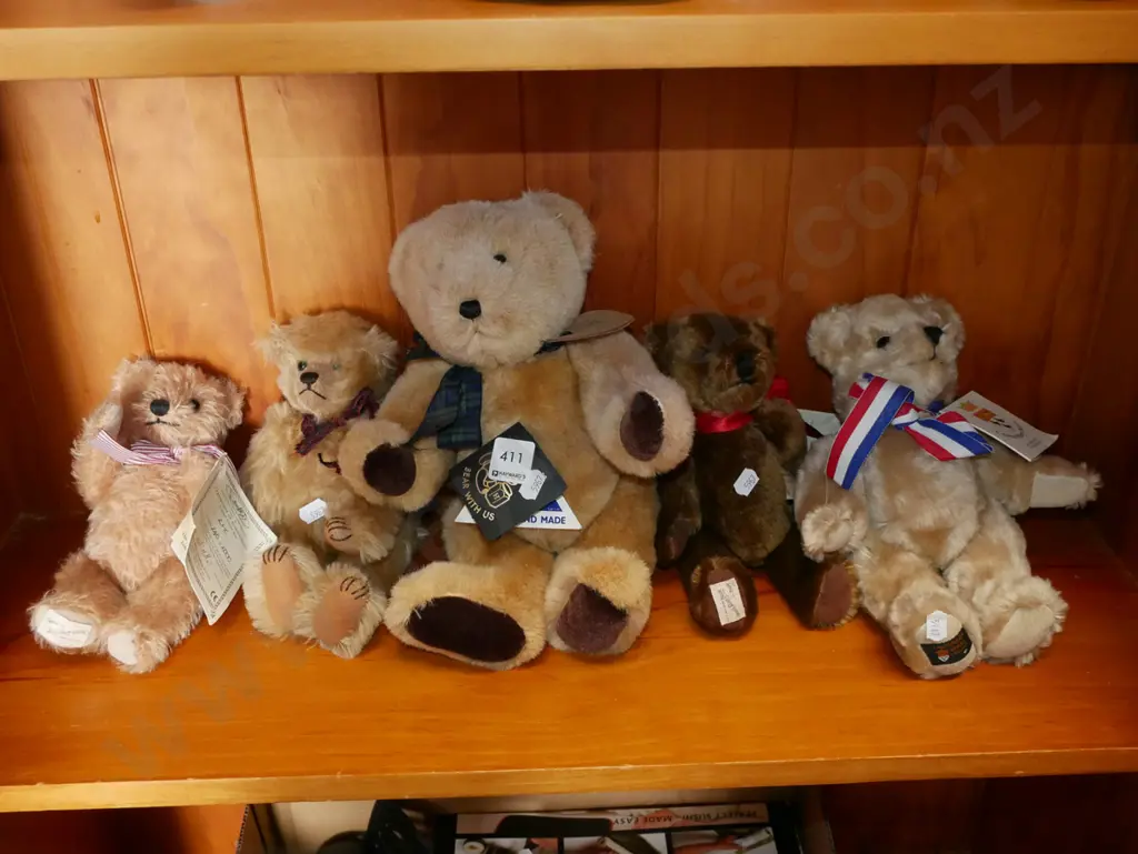 shelf of teddy bears Image 1++