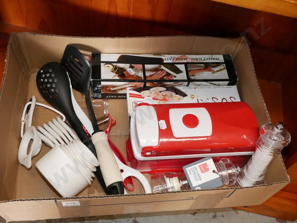 box; kitcehn utensils; dicer, salt and pepper etc Image 1++