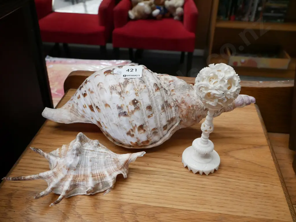 2x seashells, composite mystrer ball on stand Image 1++
