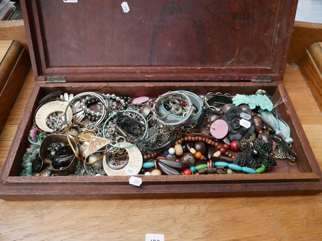 lidded box and costume jewellery Image 1++