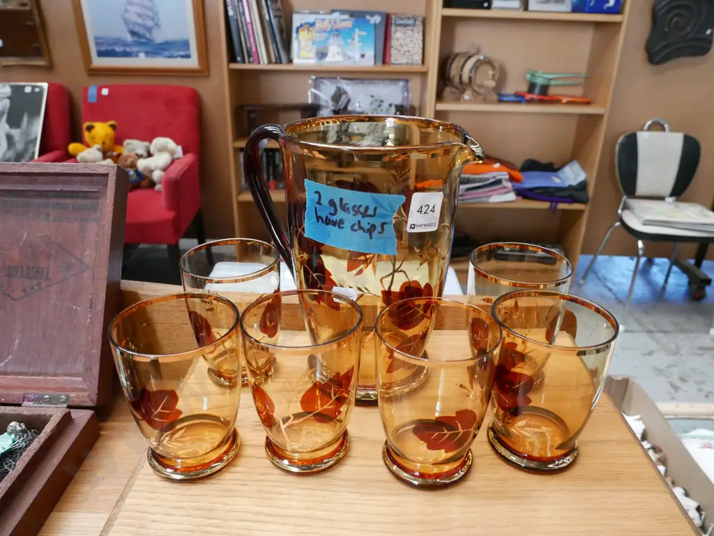 amber glass  leaf pattern set - 2 glasses have chips Image 1++
