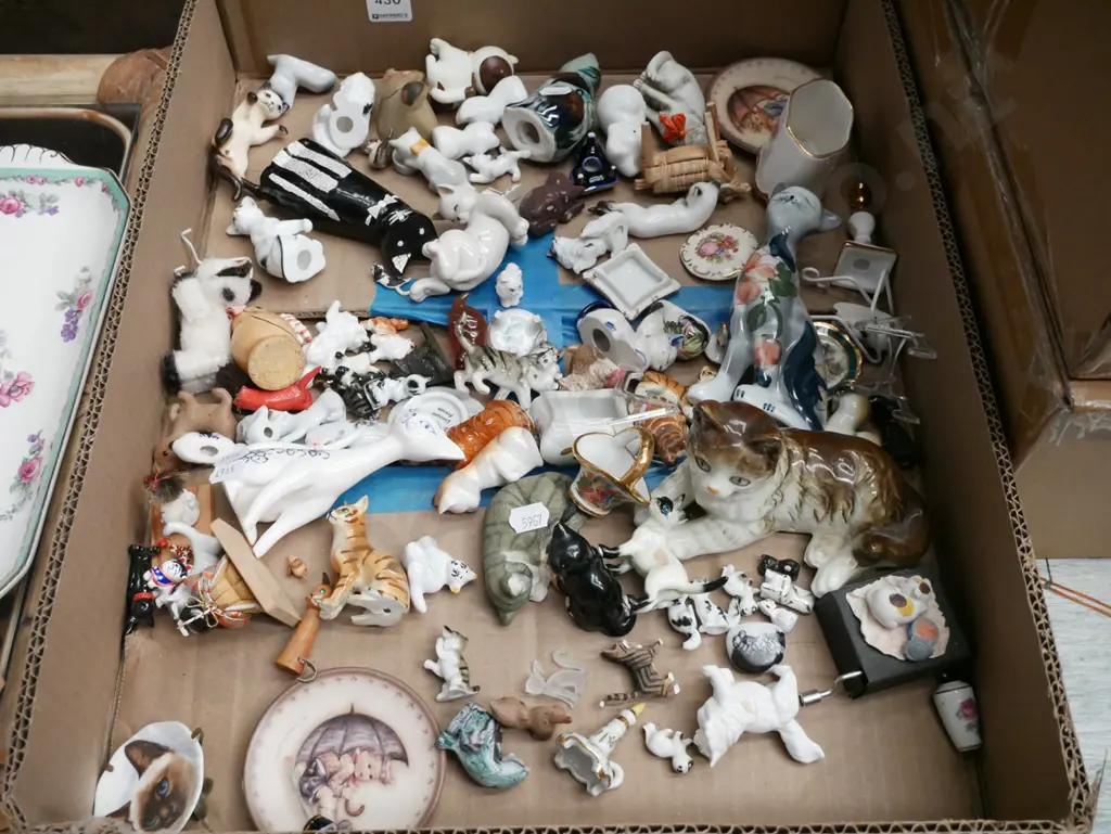 box; cat figurines and miniatures Image 1++
