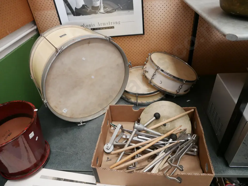 part drum kit; drums, drum sticks, cymbals, stands etc Image 1++