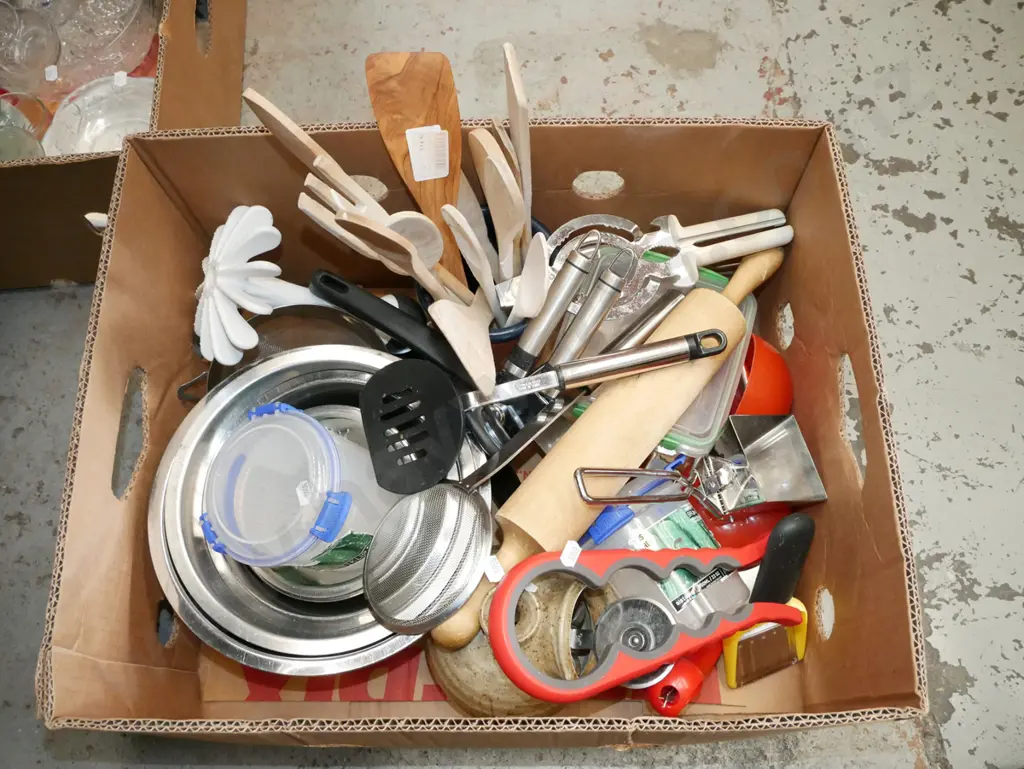 box; wooden spoons, mixing bowls etc Image 1++