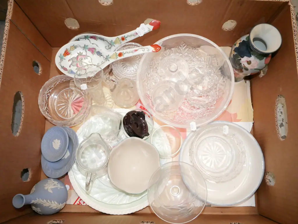 box; glass bowls, vases etc Image 1++