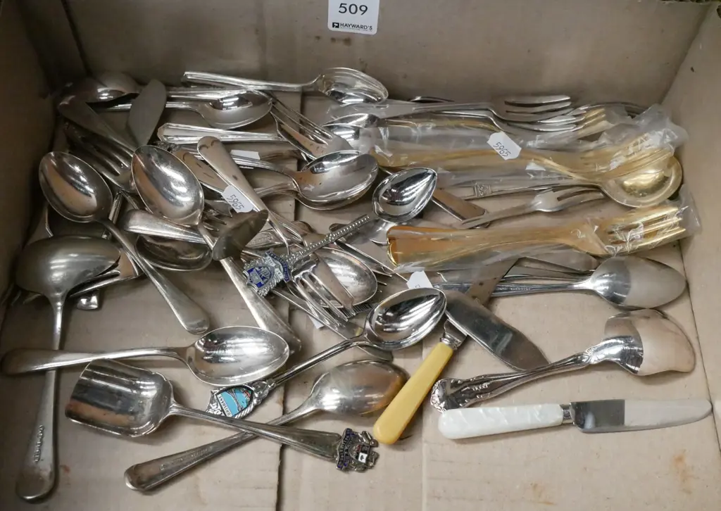 box of cutlery Image 1++