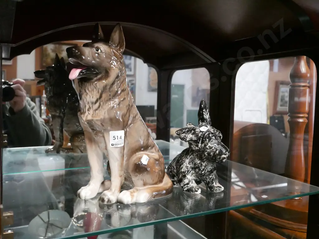 Japanese alsatian figurine, 1 other figurine H-280 Image 1++