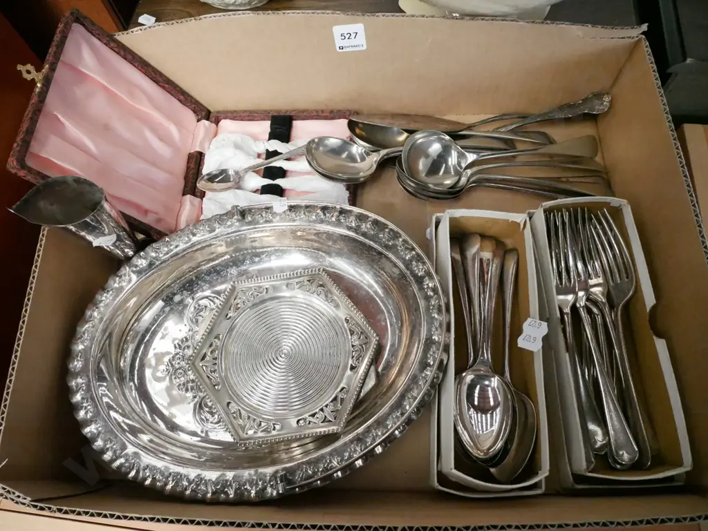 box of cutlery Image 1++