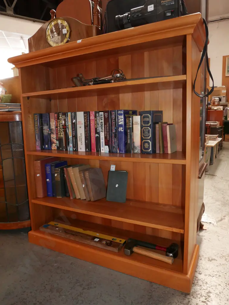 rimu bookcase - varnish on top needs attention H-1230 W-1120 D-350 Image 1++
