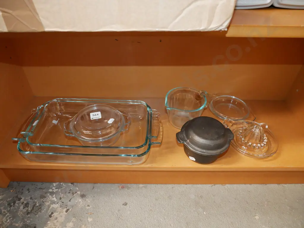 2x pyrex baking dishes, small casserole, lemon squeezer etc Image 1++