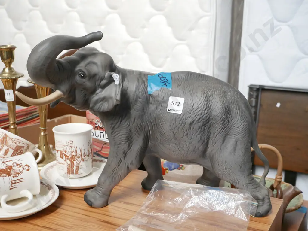 elephant figurine - 1 broken tusk H-300 Image 1++