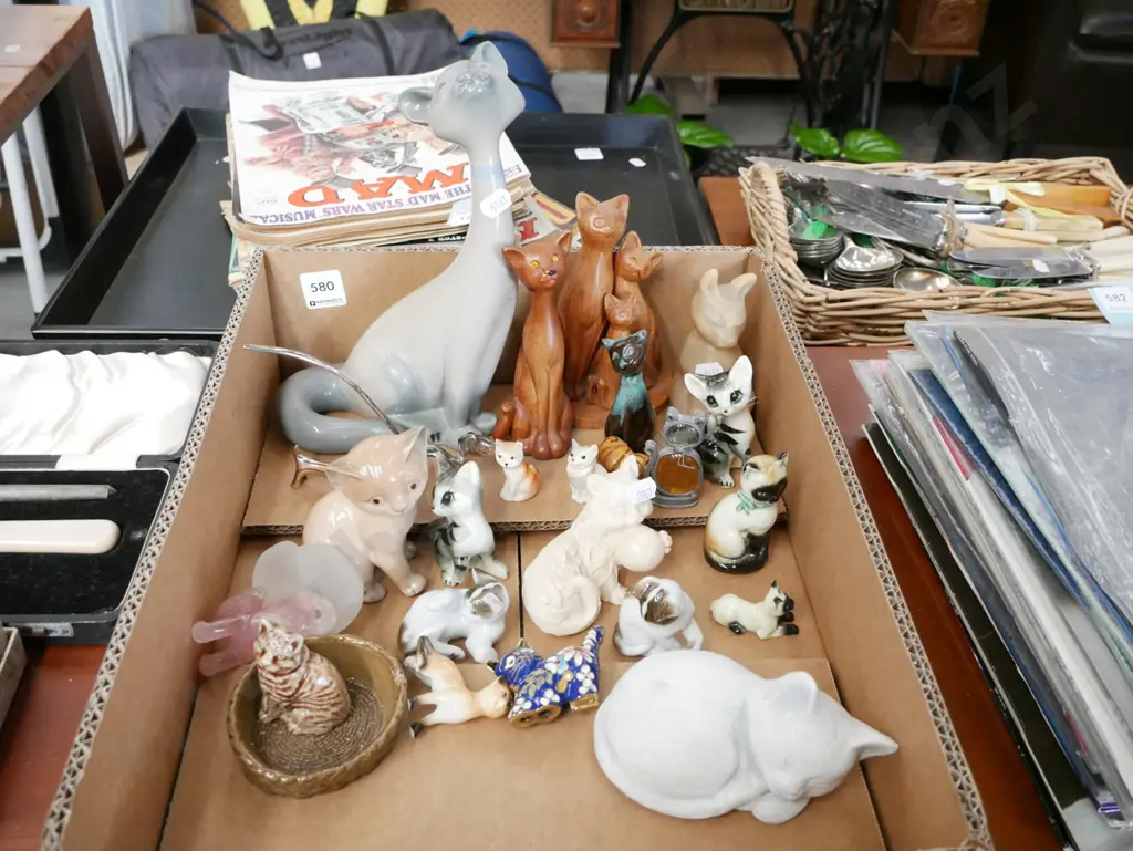 box of cat ornaments Image 1++
