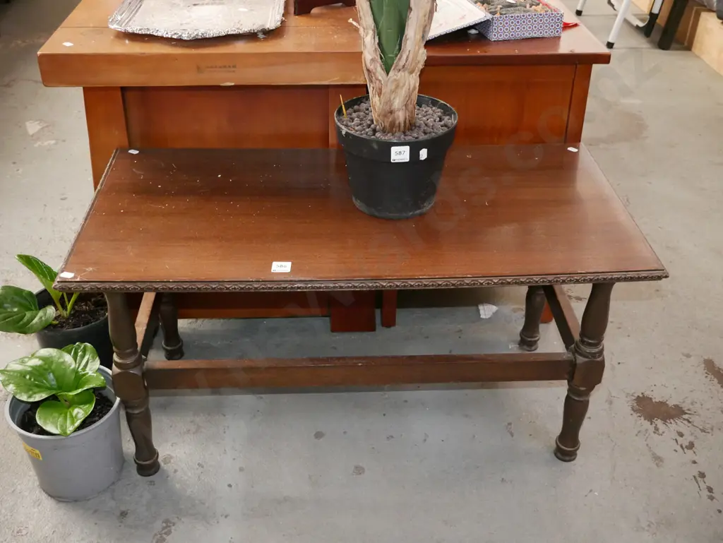 dark stained veneer turned leg coffee table Image 1++
