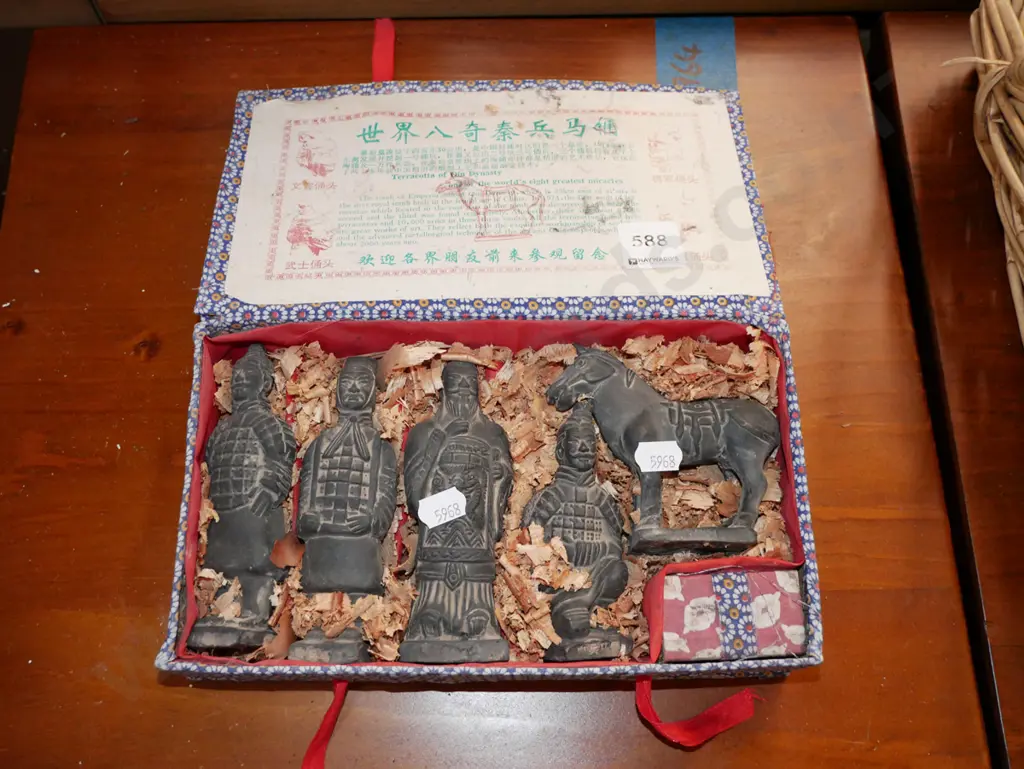 souvenir Chinese terracotta army figurines in box Image 1++