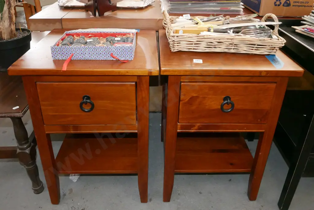 2x single drawer bedside cabinets Image 1++