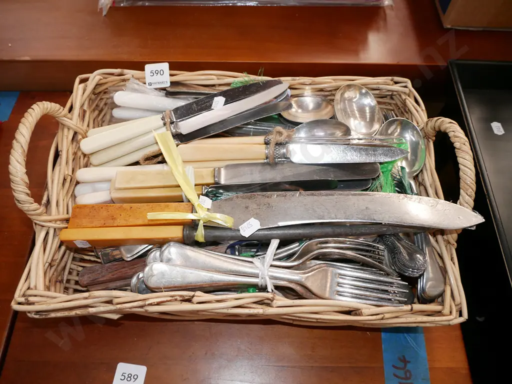 cane basket and cutlery Image 1++