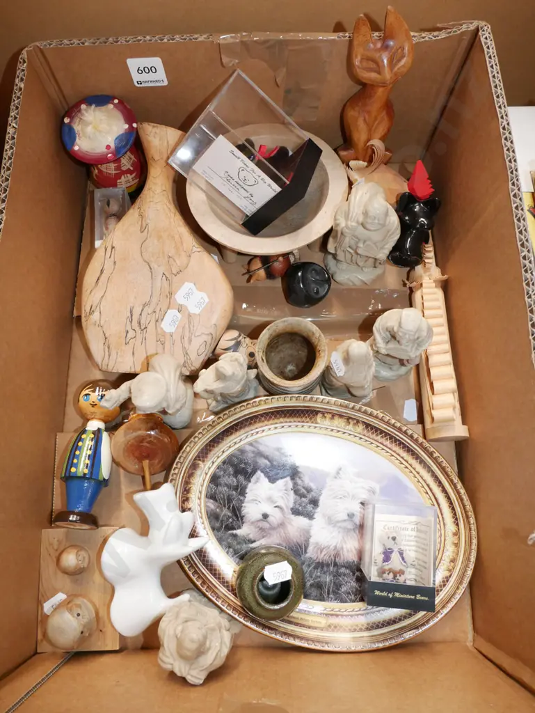 box; ornaments, miniature kava bowl etc Image 1++
