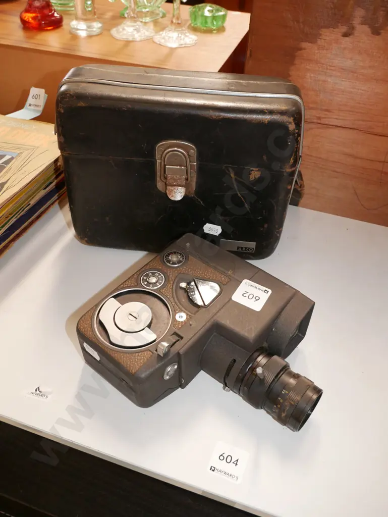 vintage home movie film camera and leather case Image 1++