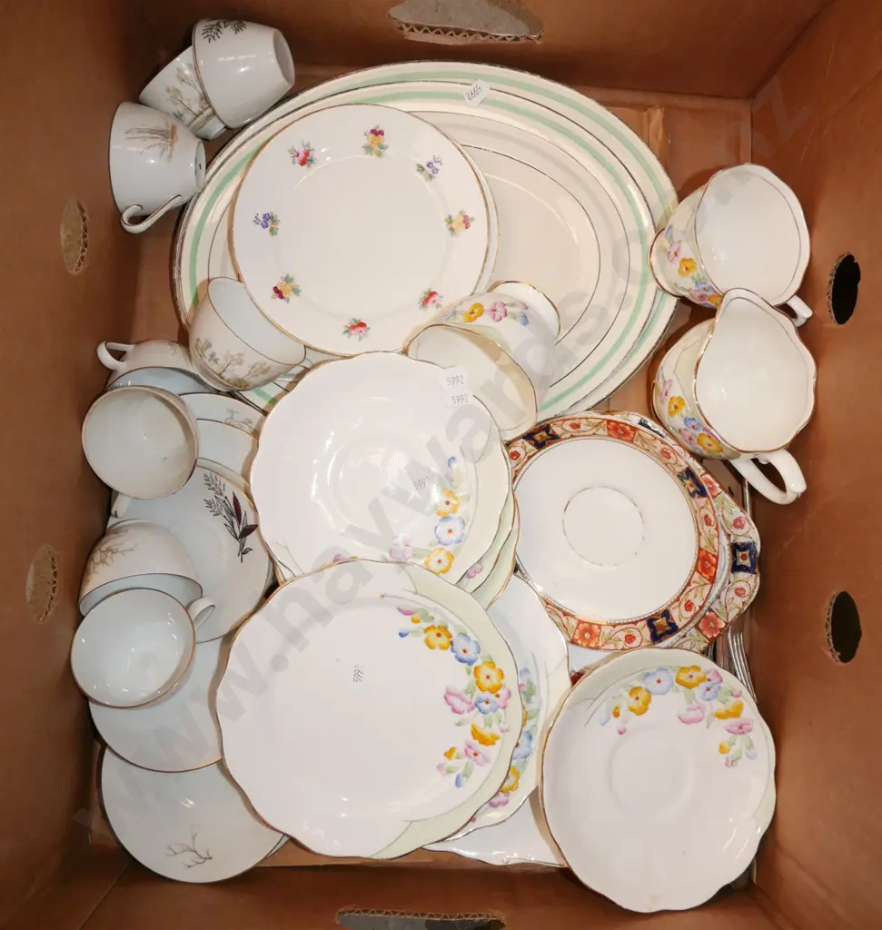 box; saucers, plates, creamers, cups Image 1++